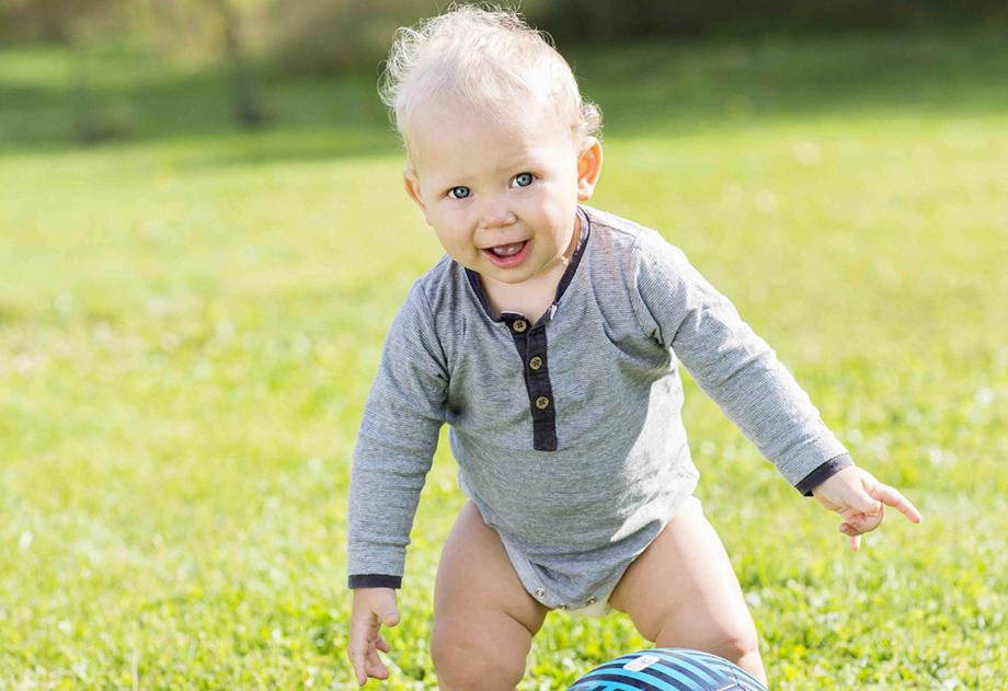 Baby playing with a ball (photo)