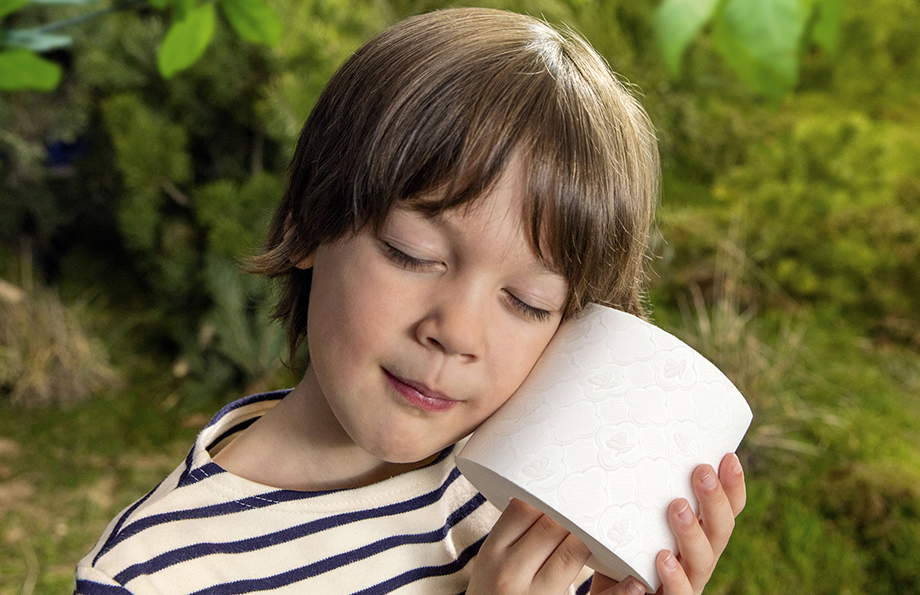 Child with toilet paper (photo)