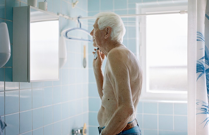 Old man shaving (photo)