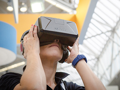 Woman with an virtual reality headset (photo)