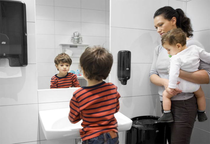 Mother with two kids in the bathroom (photo)