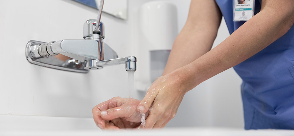 Woman washing hands (photo)
